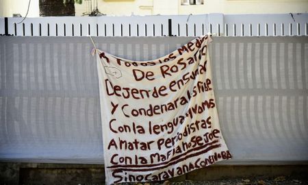 La bandera que apareció en Canal 5 contiene el siguiente mensaje: “A todos los medios de Rosario… dejen de ensuciar y condenar a los pibes con la lengua porque vamos a matar periodistas. Con la mafia no se jode”. La bandera que apareció en Canal 5 contiene el siguiente mensaje: “A todos los medios de Rosario… dejen de ensuciar y condenar a los pibes con la lengua porque vamos a matar periodistas. Con la mafia no se jode”.