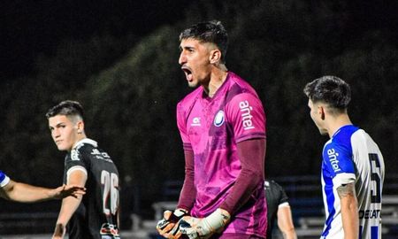 Gino Santilli sorprendió a todos con un golazo de arco a arco bajo la lluvia en Uruguay. Gino Santilli sorprendió a todos con un golazo de arco a arco bajo la lluvia en Uruguay.