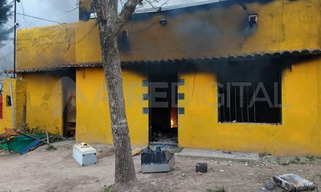 Este domingo a la mañana la casa todavía presenta fuego en el interior. Este domingo a la mañana la casa todavía presenta fuego en el interior.