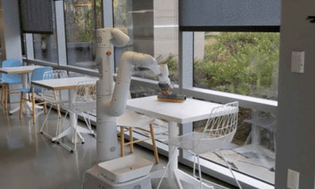La empresa estadounidense está probando robots que ayuden en las tareas dentro de la sede. La empresa estadounidense está probando robots que ayuden en las tareas dentro de la sede.