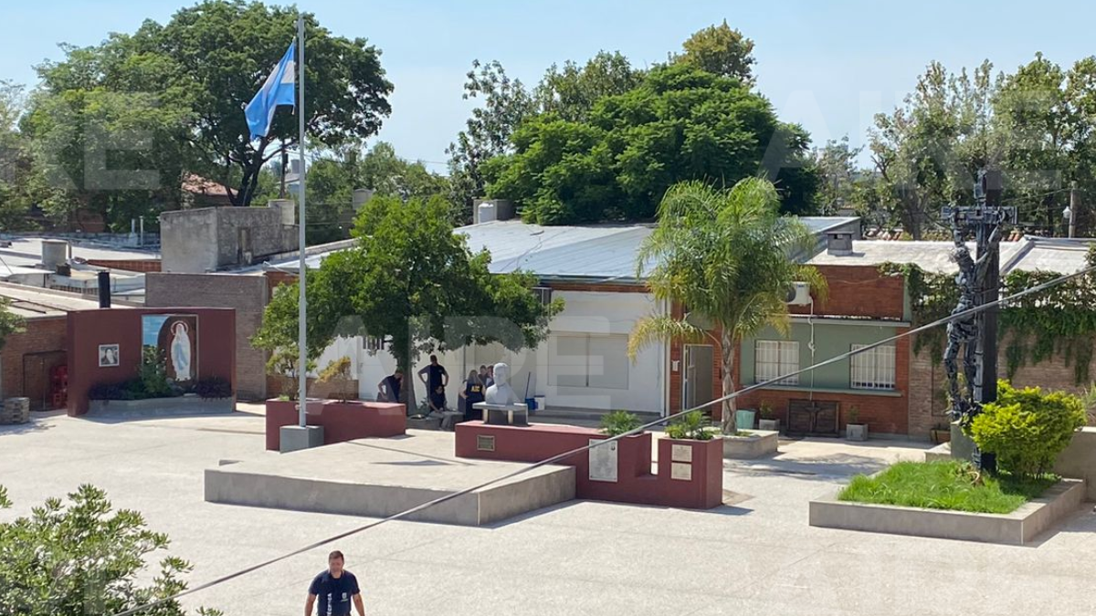Personal de la Agencia de Investigación Criminal realizaron los peritajes en el patio del colegio Lourdes.