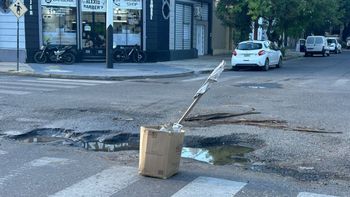 vecinos advierten sobre un profundo bache en Luciano Molinas y Belgrano.