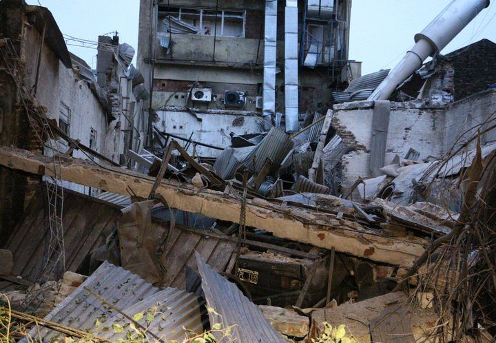 El estallido de la caldera, que se escuchó en un amplio sector de la ciudad de Rosario, provocó el derrumbe de gran parte del laboratorio y de viviendas vecinas.