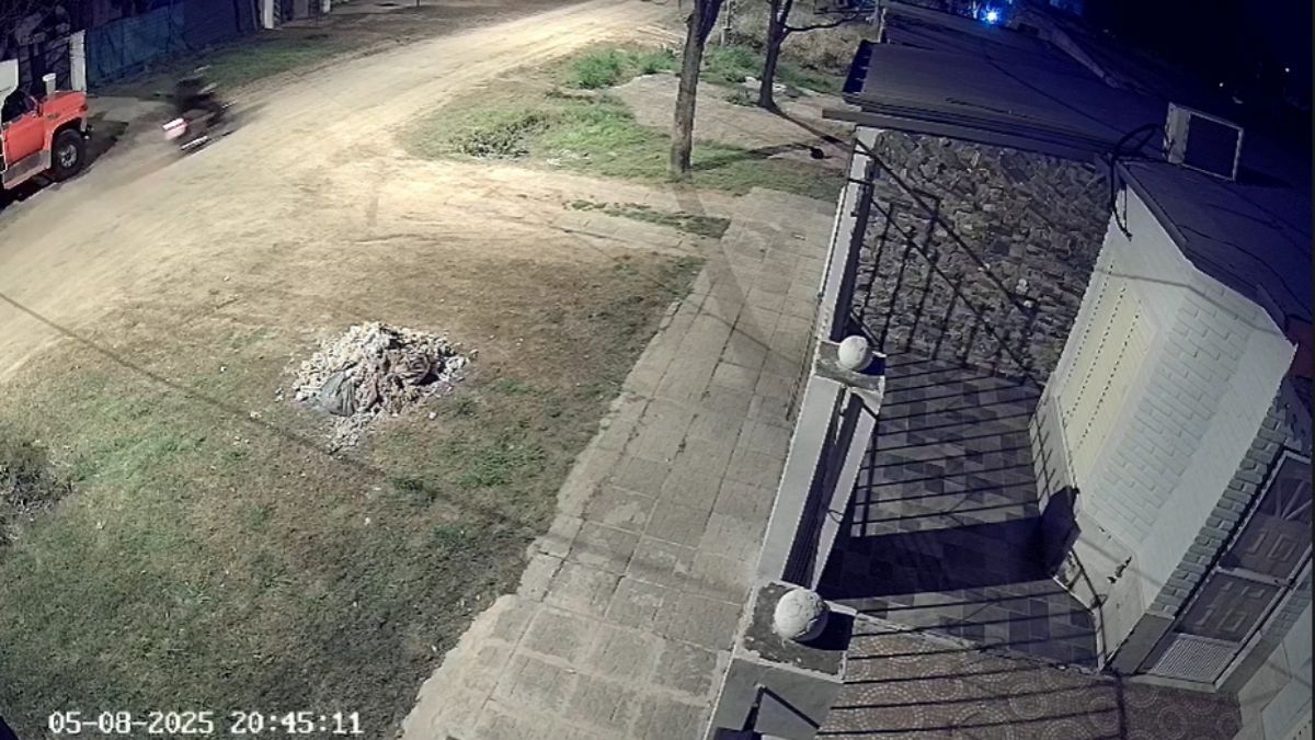 Video: pasaron en moto y balearon el frente de una casa en barrio Adelina Este en Santo Tomé.