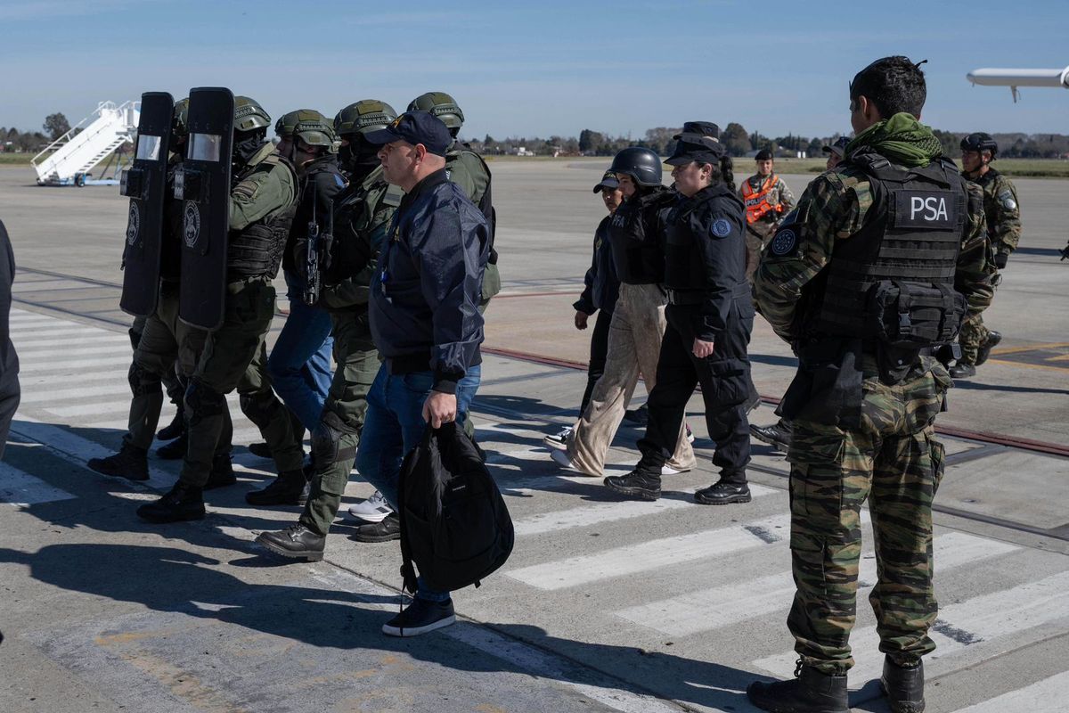 La acción se desarrolló en el marco de los mecanismos de cooperación policial internacional y contó con el apoyo de la Gendarmería Nacional Argentina y la Policía de Seguridad Aeroportuaria en las tareas de recepción y traslado.