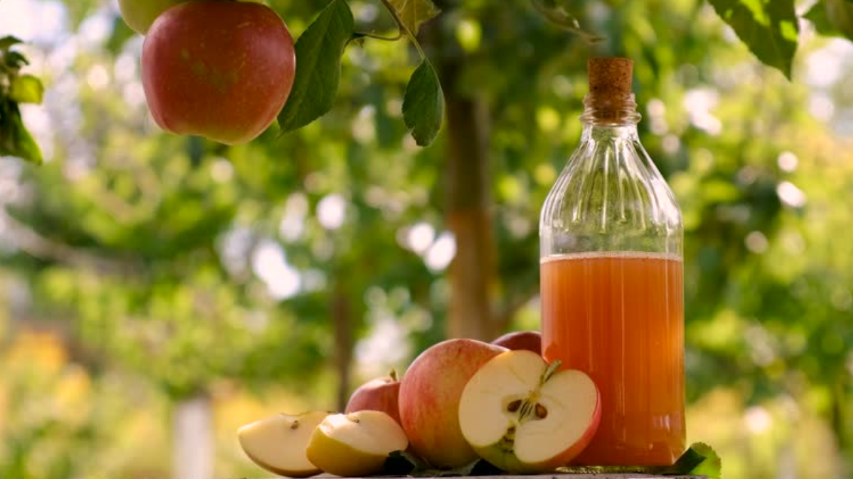 La sidra de manzana es una bebida ideal para refrescar y para aprovechar esta fruta que se tiene rezagada en casa o simplemente para disfrutarlas de una manera diferente.