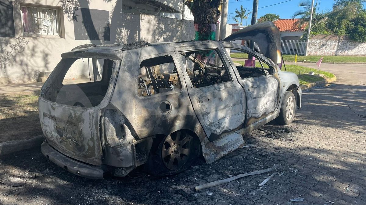 Con destrucción total quedó el Peugeot 307 tras el incendio. Con destrucción total quedó el Peugeot 307 tras el incendio.