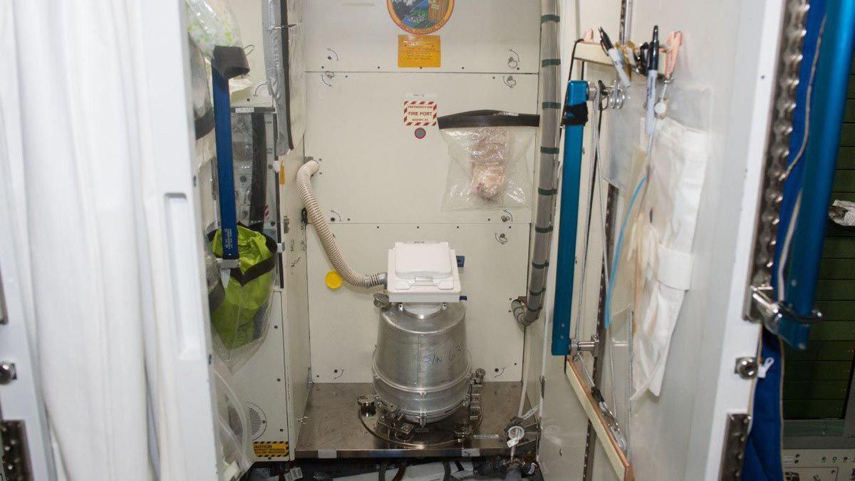 Los inodoros espaciales mantienen un mecanismo de succión para capturar los desechos antes que floten en microgravedad.