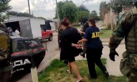 El momento en que la mujer fue detenida por las investigadores del área de homicidios. El momento en que la mujer fue detenida por las investigadores del área de homicidios.