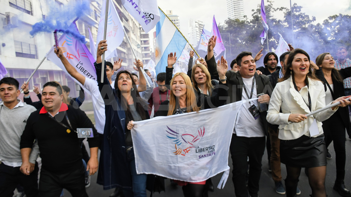 Los libertarios recibieron a Karina a los cantos en la zona de arribos de la terminal aérea. Los libertarios recibieron a Karina a los cantos en la zona de arribos de la terminal aérea.