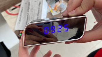 El acusado puso una cámara espía en un reloj digital que fue colocado en el baño del hotel en donde las chicas pararon.&nbsp;