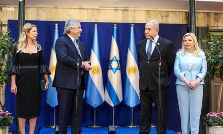 Fern&aacute;ndez y Netanyahu hicieron una breve declaraci&oacute;n ante la prensa, tras la reuni&oacute;n que mantuvieron en Israel.