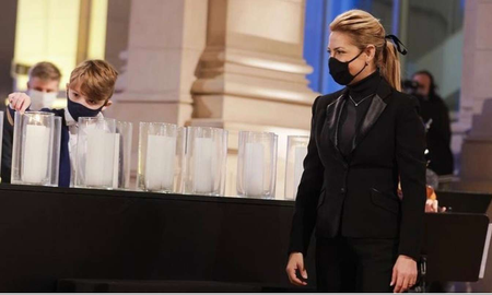 Fabiola Yáñez lo lució en el homenaje a los fallecidos por covid en el CCK. Lo combinó con una polera y accesorios al tono. Fabiola Yáñez lo lució en el homenaje a los fallecidos por covid en el CCK. Lo combinó con una polera y accesorios al tono.
