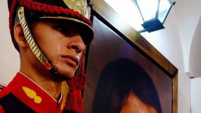 Un granadero no puede contener las lágrimas frente a un retrato del General San Martín