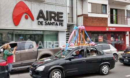 Los taxistas guadalupanos marcharon por las calles de la ciudad de Santa Fe para celebrar este 12 de diciembre la aparición de la Virgen de Guadalupe en México. Los taxistas guadalupanos marcharon por las calles de la ciudad de Santa Fe para celebrar este 12 de diciembre la aparición de la Virgen de Guadalupe en México.