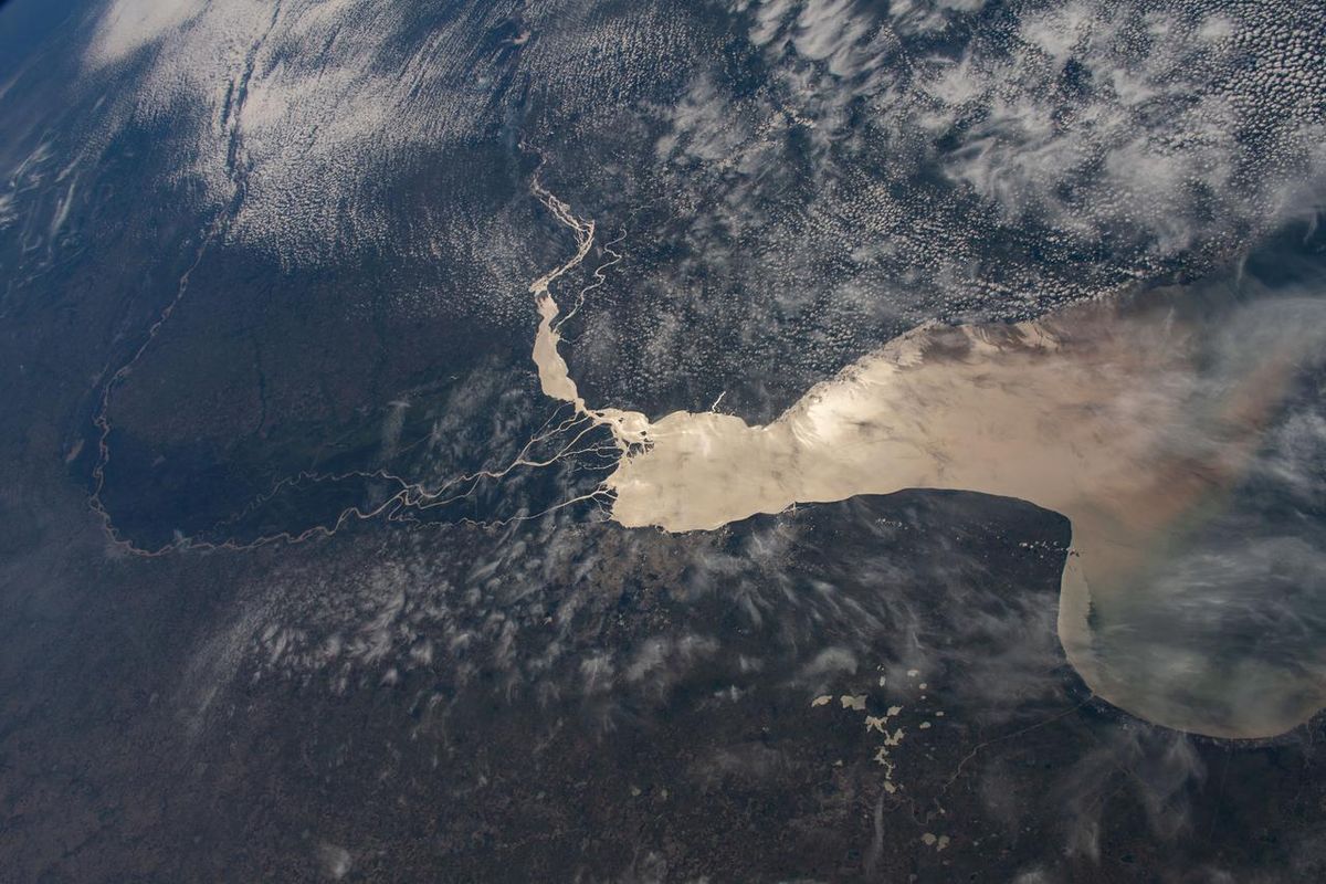 Año 2022. El Río de la Plata separa las naciones de Argentina (abajo) y Uruguay (arriba) en esta fotografía de la Estación Espacial Internacional mientras orbitaba a unos 400 km arriba. Apenas visible (en el centro inferior), se encuentra la populosa ciudad de Buenos Aires, Argentina, en la desembocadura del Delta del Paraná que desemboca en el Río de la Plata.