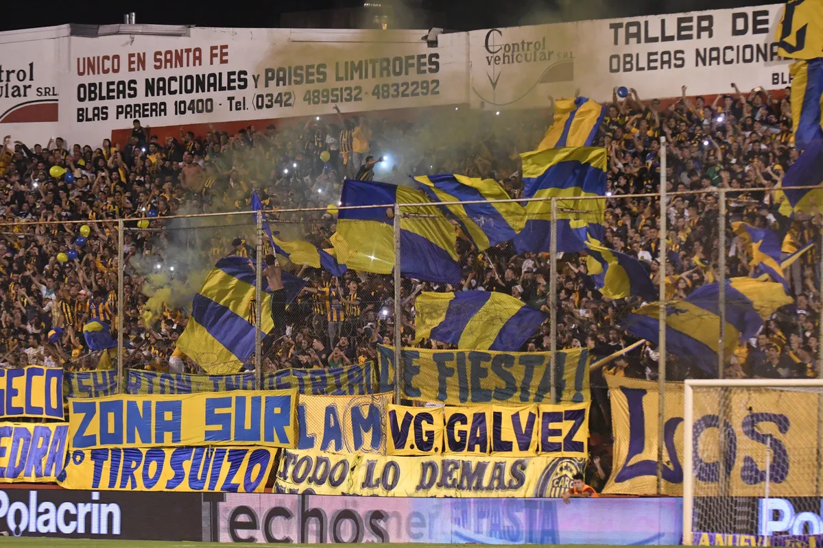 Hinchas de Rosario Central robaron varios negocios tras el partido de Copa Argentina en Santa Fe.