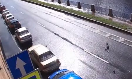 video: perdio el control del auto, cayo al agua y salvo su vida de milagro video: perdio el control del auto, cayo al agua y salvo su vida de milagro