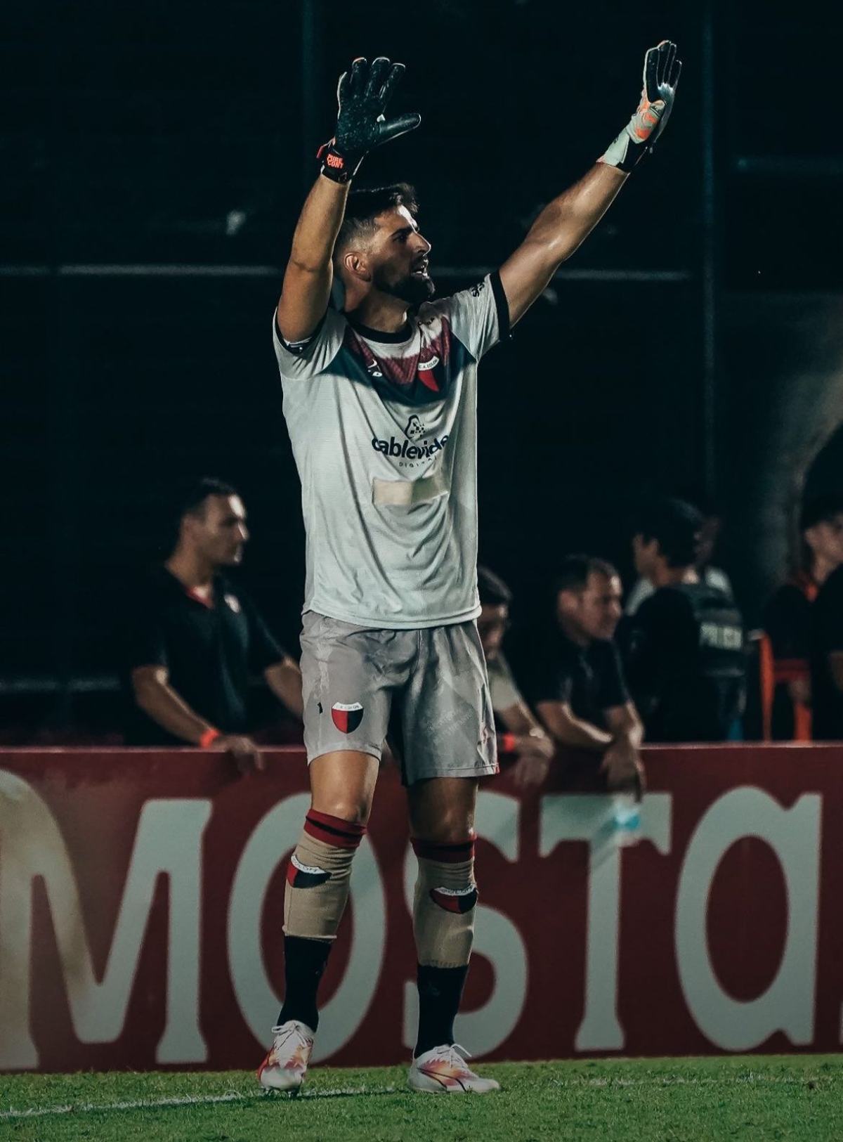 Manuel Vicentini hizo su debut oficial con la camiseta de Colón. Manuel Vicentini hizo su debut oficial con la camiseta de Colón.