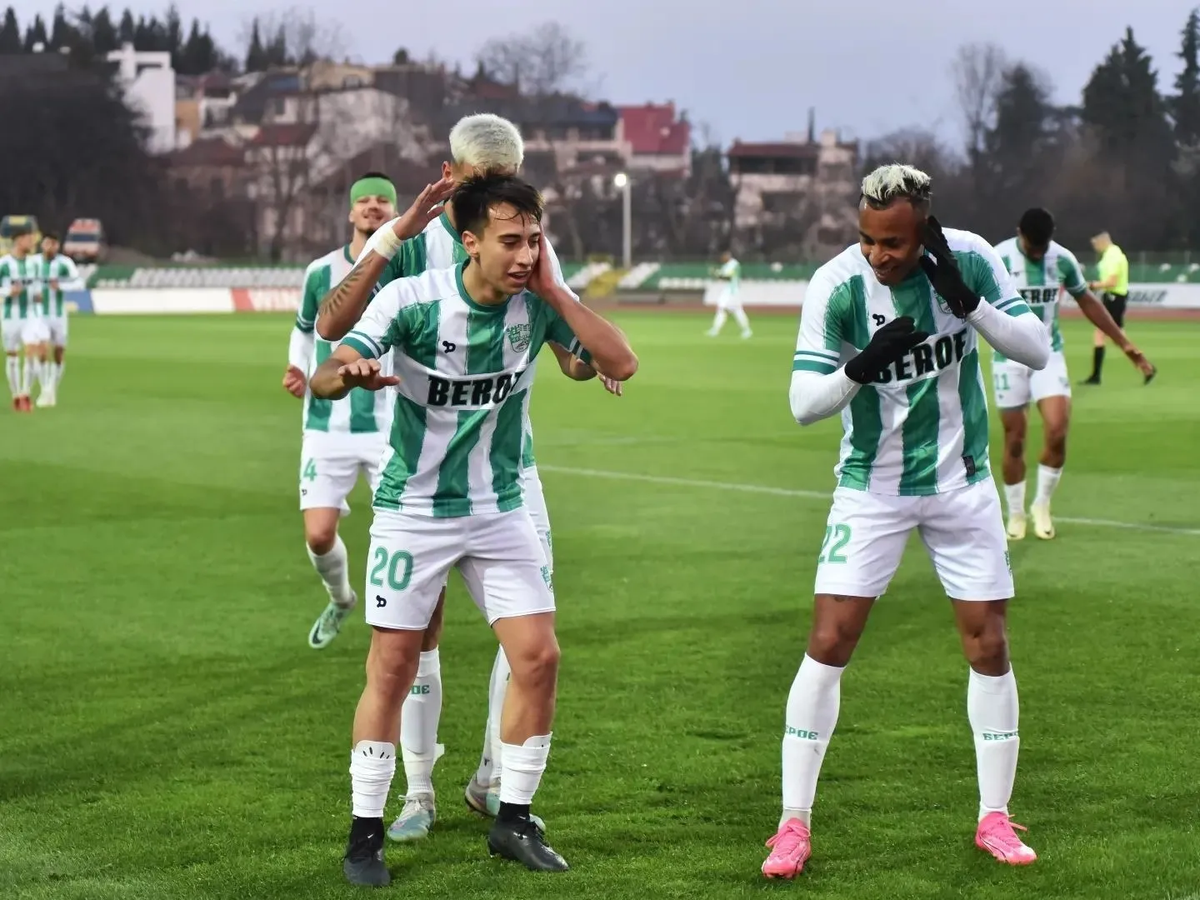 Sebastián Villa, en el Beroe Stara Zagora de Bulgaria. Sebastián Villa, en el Beroe Stara Zagora de Bulgaria.