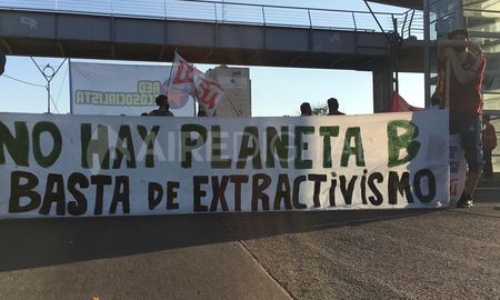 En diálogo con el móvil de Aire de Santa Fe, las manifestantes explicaron que “esta jornada tiene que ver con la agenda socioambientalista que estamos impulsando” y resaltaron que “hay que discutir un modelo productivo soberano y basado en la necesidad del pueblo argentino”. En diálogo con el móvil de Aire de Santa Fe, las manifestantes explicaron que “esta jornada tiene que ver con la agenda socioambientalista que estamos impulsando” y resaltaron que “hay que discutir un modelo productivo soberano y basado en la necesidad del pueblo argentino”.