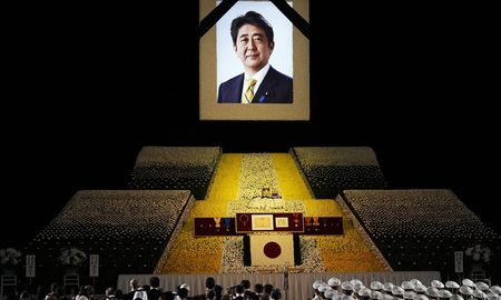 Miles de japoneses y dignatarios extranjeros rindieron homenaje este martes al asesinado ex primer ministro japonés Shinzo Abe.