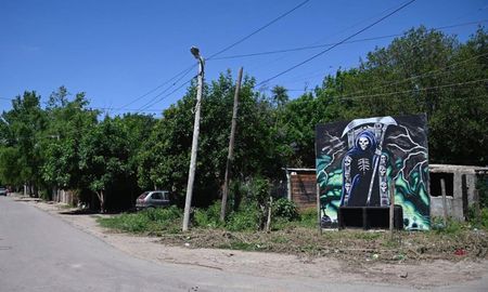 El santuario de San La Muerte en barrio Gráfico de Rosario, a pocos metros del lugar donde se produjo el doble homicidio. Crédito Foto: gentileza Marcelo Manera, diario La Nación. El santuario de San La Muerte en barrio Gráfico de Rosario, a pocos metros del lugar donde se produjo el doble homicidio. Crédito Foto: gentileza Marcelo Manera, diario La Nación.