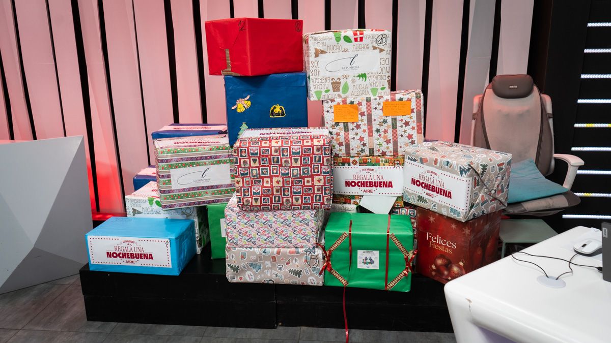 Coty llevó a sus hijos a colaborar en el armado de las cajas navideñas. Coty llevó a sus hijos a colaborar en el armado de las cajas navideñas.