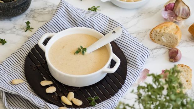 Cómo hacer salsa Alfredo saludable con leche de almendra: cremosa, rápida y deliciosa.