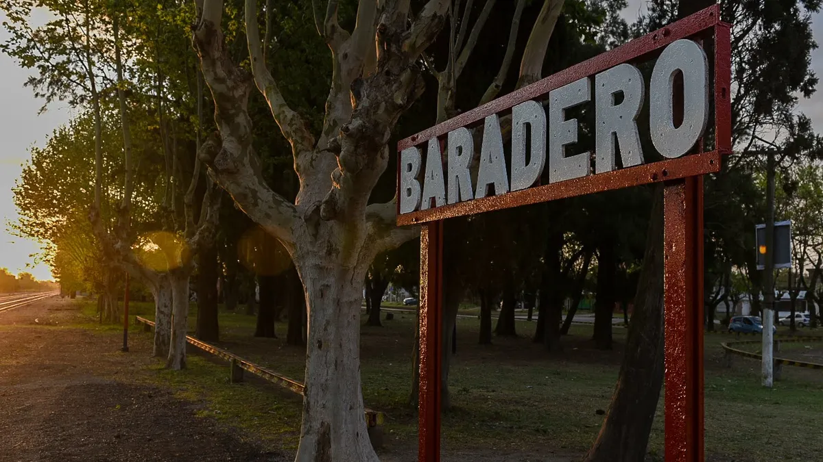 El Parque del Este conserva flora y fauna autóctona en un entorno de 36 hectáreas para caminatas y avistaje de aves.