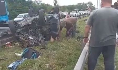 Una familia de hinchas de Racing volcó en la autopista Panamericana. Una familia de hinchas de Racing volcó en la autopista Panamericana.