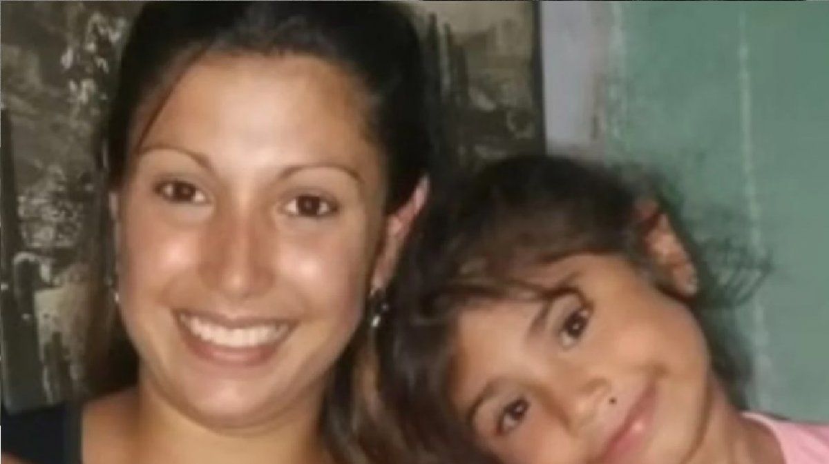 Un taxi chocó una moto con una familia entera: murieron una mujer y su hija de 5 años