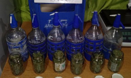 Marihuana escondida en sifones de soda. Marihuana escondida en sifones de soda.