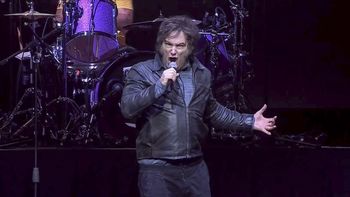 Charly García, Gilda, Sandro y Nino Bravo: las canciones que cantó Milei al presentar su libro