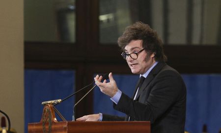 Javier Milei compartió en redes una foto del abrazo con el titular de la Cámara de Diputados, Martín Menem. Javier Milei compartió en redes una foto del abrazo con el titular de la Cámara de Diputados, Martín Menem.
