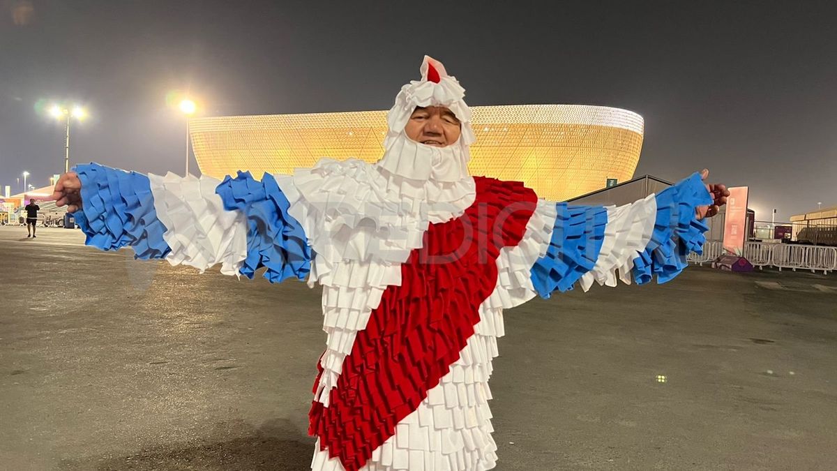 ¡Fotón! Un misionero afuera del Estadio Lusail, en Qatar.
