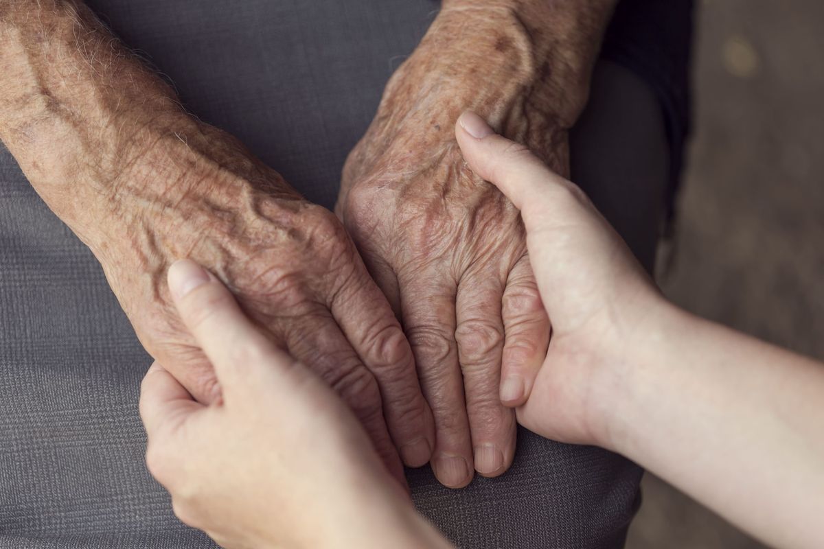 En lugar de discriminación y distancia, es necesario tender puentes entre las nuevas generaciones y adultos mayores. En lugar de discriminación y distancia, es necesario tender puentes entre las nuevas generaciones y adultos mayores.