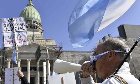 Mientras el Senado se preparaba para la sesión especial, manifestantes rechazaron la reforma judicial. Mientras el Senado se preparaba para la sesión especial, manifestantes rechazaron la reforma judicial.