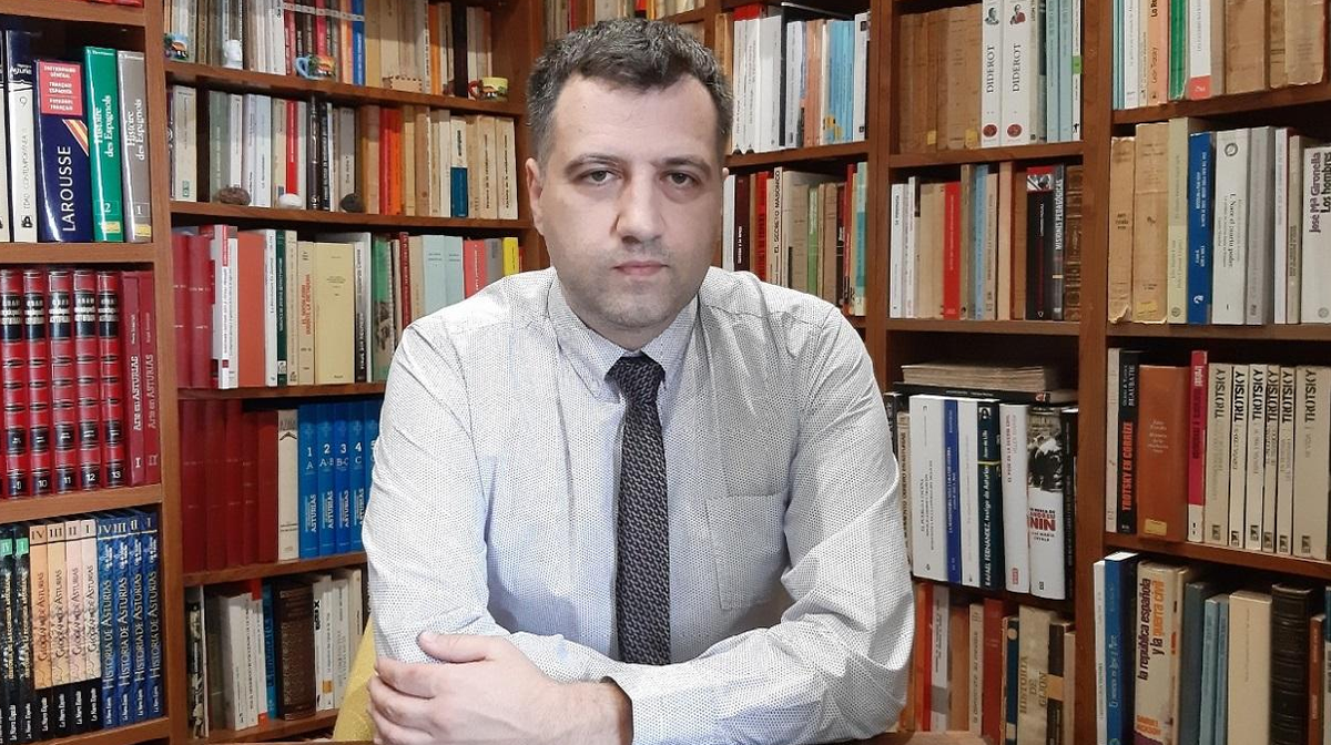 &Eacute;l sostiene que lleva una d&eacute;cada calificando de la misma manera y que nunca nadie le hab&iacute;a reprimido al respecto.