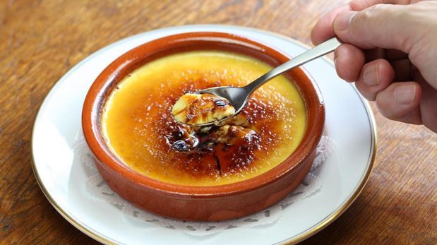 La crema catalana es un postre español que se caracteriza por llevar ingredientes fáciles de conseguir.