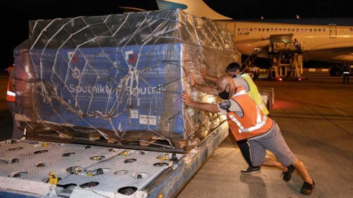 Aerolíneas Argentinas traerá un nuevo cargamento de vacunas Sputnik V contra el coronavirus desde Rusia﻿ este viernes.
