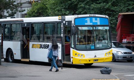 En la ciudad de Santa Fe la tarifa plana de colectivo cuesta 940 pesos. En la ciudad de Santa Fe la tarifa plana de colectivo cuesta 940 pesos.