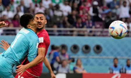 El arquero de Irán chocó con un compañero y tuvo que salir reemplazado en el partido ante Inglaterra, por el Mundial Qatar 2022. El arquero de Irán chocó con un compañero y tuvo que salir reemplazado en el partido ante Inglaterra, por el Mundial Qatar 2022.