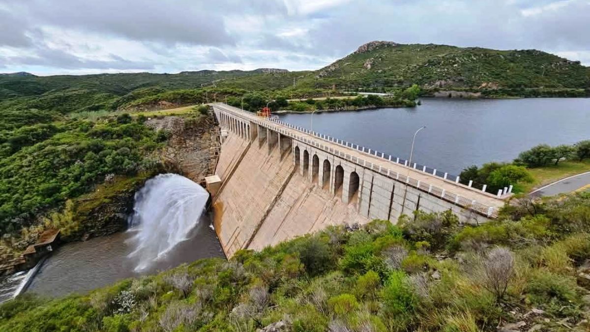 El fenómeno de las aguas tibias en el Dique La Huertita se produce por la baja profundidad de sus pozones y la exposición directa al sol