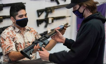 La Corte Suprema de Estados Unidos reafirmó hoy el derecho de los ciudadanos a portar armas de fuego en público. La Corte Suprema de Estados Unidos reafirmó hoy el derecho de los ciudadanos a portar armas de fuego en público.