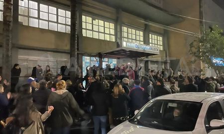 Alrededor de la medianoche, militantes peronistas se concentraron frente a la sede del PJ en la ciudad de Santa Fe. Alrededor de la medianoche, militantes peronistas se concentraron frente a la sede del PJ en la ciudad de Santa Fe.