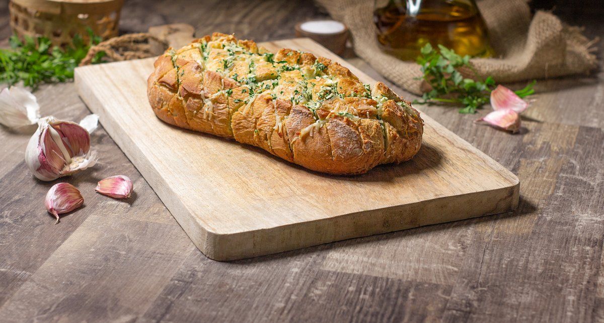 Este pan de ajo se hace con pocos ingredientes y sin técnica complicada. Este pan de ajo se hace con pocos ingredientes y sin técnica complicada.