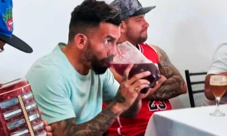 Pese a haber ido a descansar a Loreto, el Apache no dejó de lado a los hinchas xeneizes que lo recuerdan con cariño y sueñan con verlo en la cancha una vez más. Carlitos, según sus íntimos, piensa en un futuro dentro de las canchas. Pese a haber ido a descansar a Loreto, el Apache no dejó de lado a los hinchas xeneizes que lo recuerdan con cariño y sueñan con verlo en la cancha una vez más. Carlitos, según sus íntimos, piensa en un futuro dentro de las canchas.
