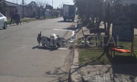 Tras el suceso una motocicleta quedó tirada en la calzada. Tras el suceso una motocicleta quedó tirada en la calzada.