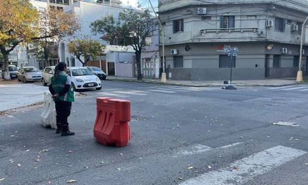 Tránsito interrumpido por festejos del 1° de mayo en el cruce de la calle Castellanos y Belgrano. Tránsito interrumpido por festejos del 1° de mayo en el cruce de la calle Castellanos y Belgrano.